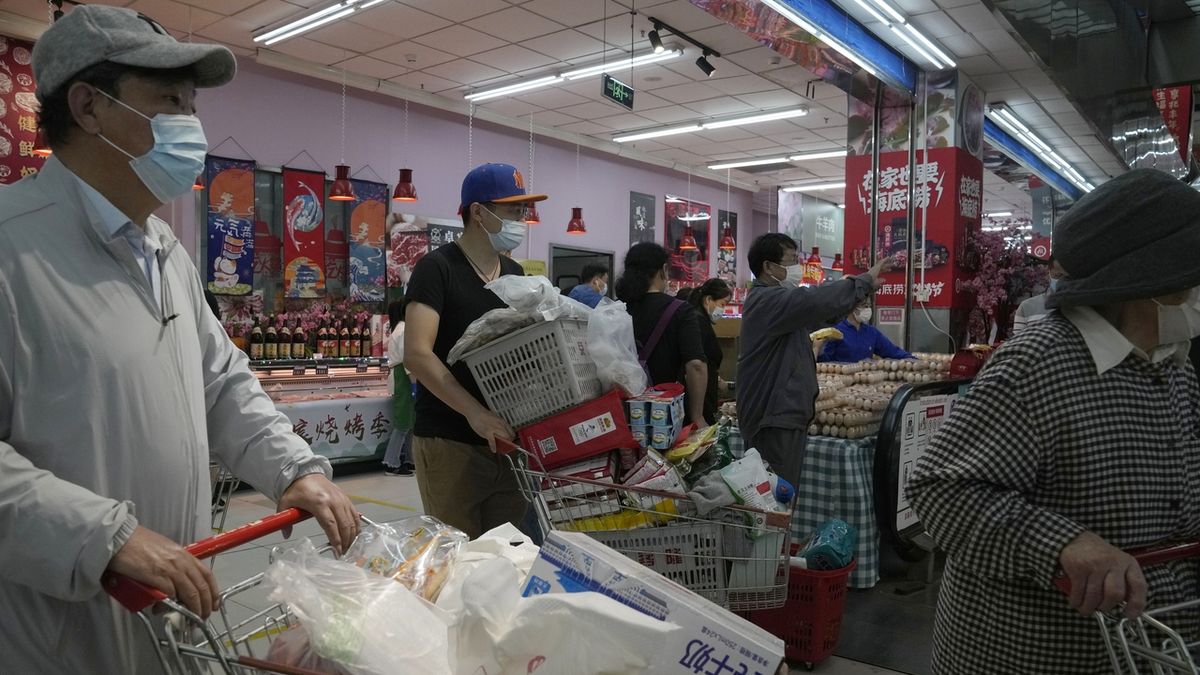 Panika v Pekingu. Lidé vykupují obchody ve strachu, že dopadnou jako v Šanghaji